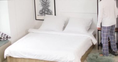 Yakışıklı genç adam yatmaya gidiyor.