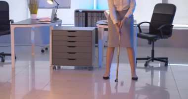 Genç iş kadını akşam geç saatlerde ofiste eğleniyor.