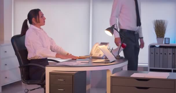 메가폰 상사는 사무실에서 비서를 깨운다 — 비디오