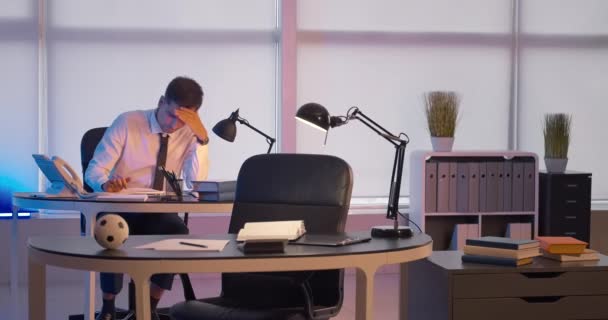 Zmęczony Człowiek Rzuca Papierami Biurze Pod Koniec Dnia Pracy Wraca — Wideo stockowe