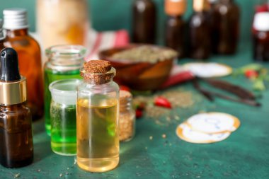 Simyacı masasında iksirli şişeler.