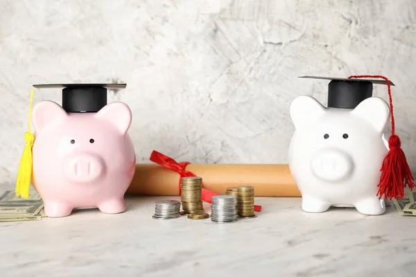 Sparschweine Mit Diplomhüten Geld Und Diplom Auf Hellem Hintergrund — Stockfoto