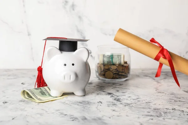 卒業帽子 卒業証書 お金を持つ貯金箱 — ストック写真