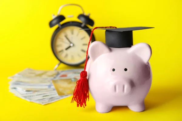 Piggy Bank Met Graduatie Hoed Geld Wekker Kleur Achtergrond — Stockfoto