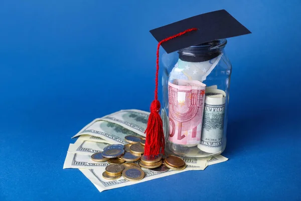 Frasco Com Poupança Para Educação Chapéu Graduação Fundo Cor — Fotografia de Stock