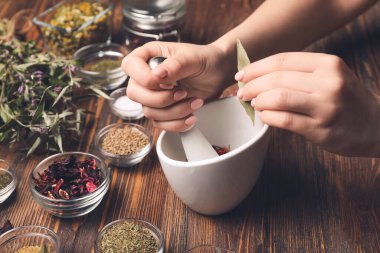 Kadın simyacı laboratuarda iksir yapıyor.