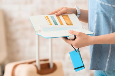 Seyahat organizatörü olan bir kadın.