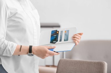 Seyahat organizatörü olan bir kadın.