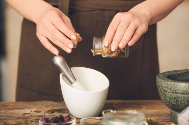 Kadın simyacı laboratuarda iksir yapıyor.