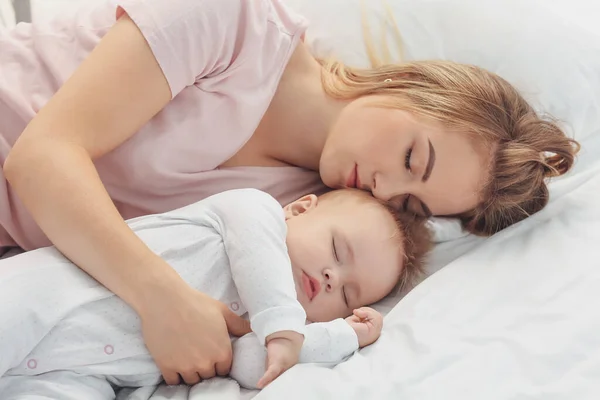 Madre Con Lindo Bebé Durmiendo Cama — Foto de Stock