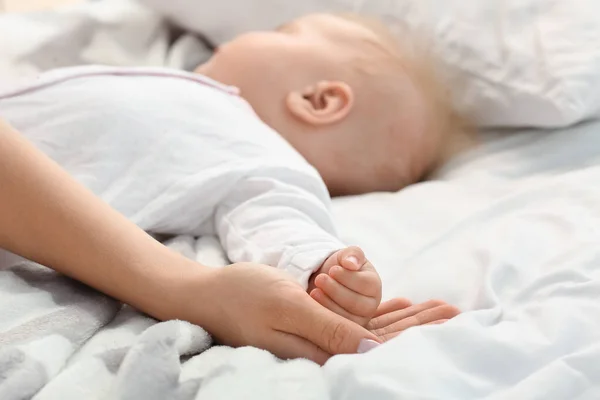 Mãe Com Pequeno Bebê Dormindo Cama — Fotografia de Stock