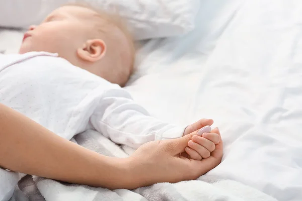 Madre Con Bebé Durmiendo Cama — Foto de Stock