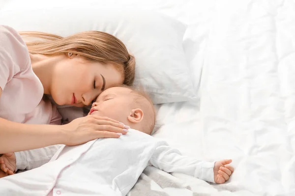 Madre Con Lindo Bebé Durmiendo Cama —  Fotos de Stock