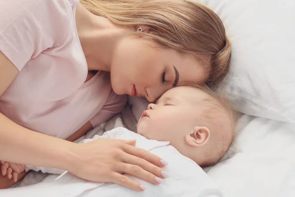 Moeder Met Schattige Kleine Baby Slapen Bed — Stockfoto