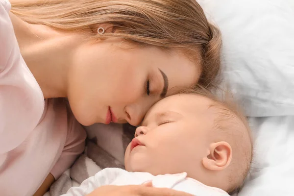 Madre Con Lindo Bebé Durmiendo Cama — Foto de Stock
