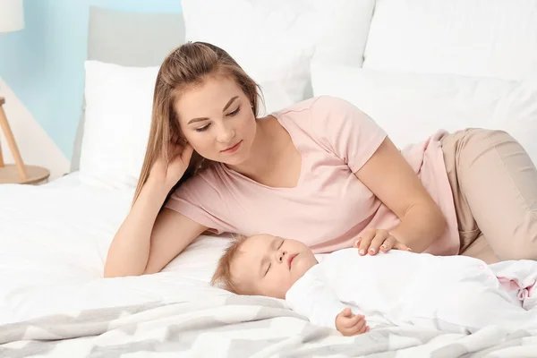 Moeder Met Schattige Kleine Baby Slapen Bed — Stockfoto