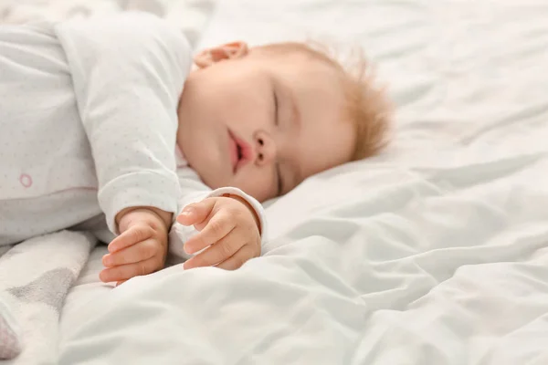 Γλυκό Μωράκι Που Κοιμάται Στο Κρεβάτι — Φωτογραφία Αρχείου