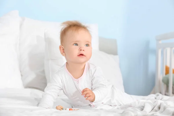 Niedliches Kleines Baby Mit Kinderspielzeug Sitzt Auf Dem Bett — Stockfoto