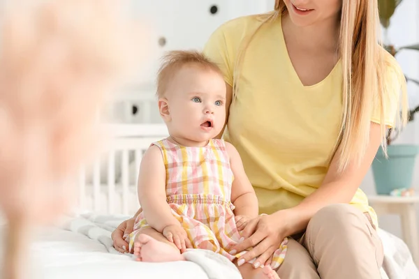 Madre Con Lindo Bebé Sobre Fondo Borroso — Foto de Stock