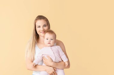 Mutlu bir anne ve renkli bir bebeği var.