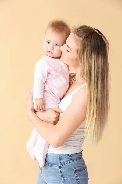 Happy Moeder Met Schattige Kleine Baby Kleur Achtergrond — Stockfoto