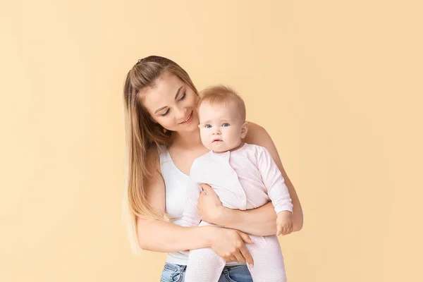 Happy Moeder Met Schattige Kleine Baby Kleur Achtergrond — Stockfoto