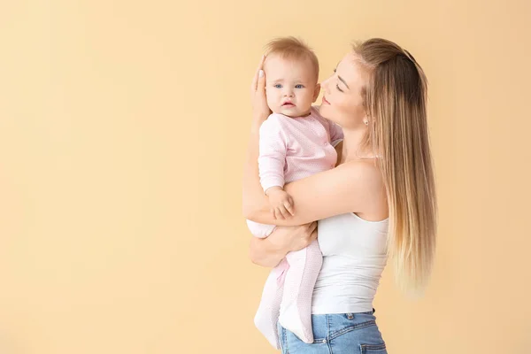 Happy Moeder Met Schattige Kleine Baby Kleur Achtergrond — Stockfoto