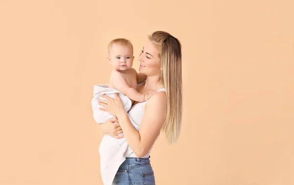 Madre Feliz Con Lindo Bebé Fondo Color — Foto de Stock