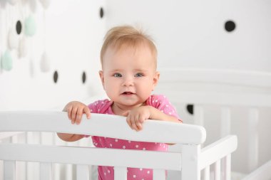 Evinde beşiğinde duran şirin bir bebek.