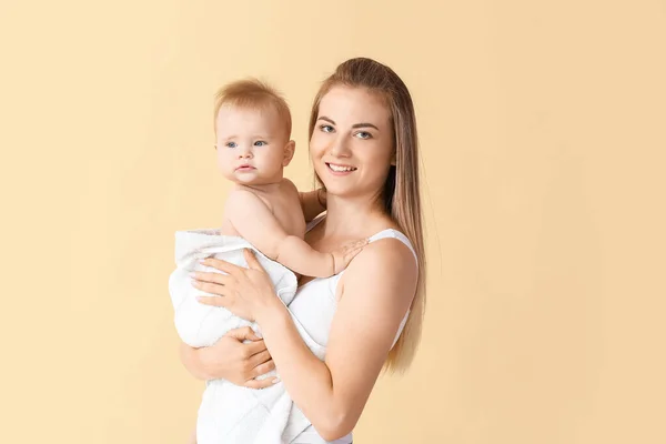 Madre Feliz Con Lindo Bebé Fondo Color — Foto de Stock