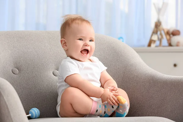 Bebê Bonito Sentado Poltrona Casa — Fotografia de Stock