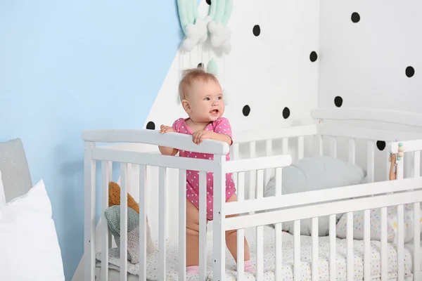 Niedliches Kleines Baby Steht Kinderbett Hause — Stockfoto