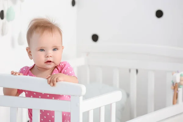 Niedliches Kleines Baby Steht Kinderbett Hause — Stockfoto