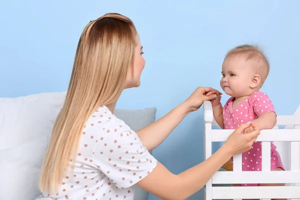 Madre Con Lindo Bebé Pie Cuna Casa — Foto de Stock