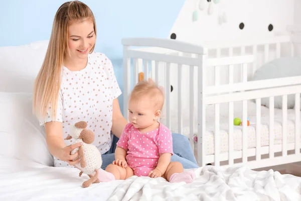 Gelukkig Moeder Spelen Met Schattig Baby Thuis — Stockfoto