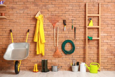 Ahırda farklı bahçe malzemeleri var.