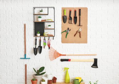 Ahırda farklı bahçe malzemeleri var.