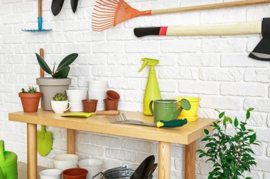 Ahırda farklı bahçe malzemeleri var.