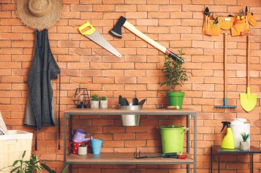 Ahırda farklı bahçe malzemeleri var.