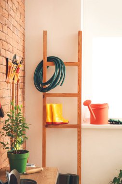 Ahırda farklı bahçe malzemeleri var.