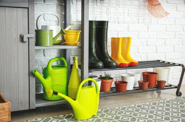 Ahırda farklı bahçe malzemeleri var.