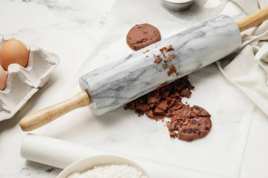 Işık arkaplanındaki çerezler ve oklavalar