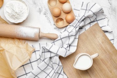 Işık arkaplanındaki hamur ve oklava malzemeleri