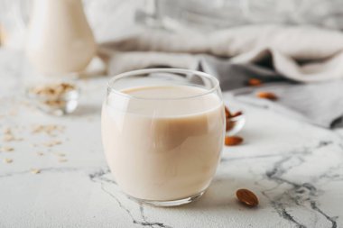 Hafif arka planda bir bardak lezzetli vejetaryen sütü