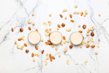 Açık arkaplanda farklı vegan sütü bardakları