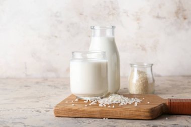 Masada lezzetli pirinç sütü şişeleri