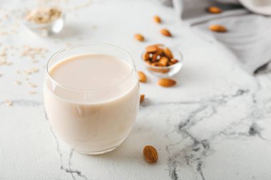 Hafif arka planda bir bardak lezzetli vejetaryen sütü