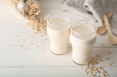 Masada bir bardak lezzetli yulaf sütü