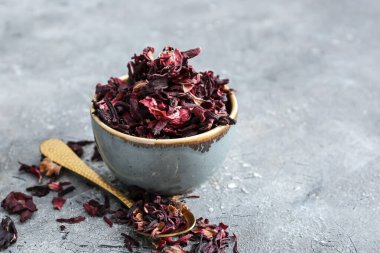 Arkaplanda kuru amber çayı ile kase