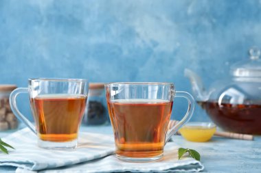 Arka planda sıcak aromatik çay bardakları